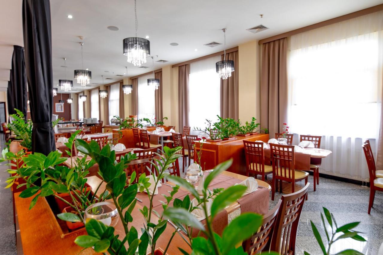 Hotel 500 Tarnowo Podgórne Buitenkant foto