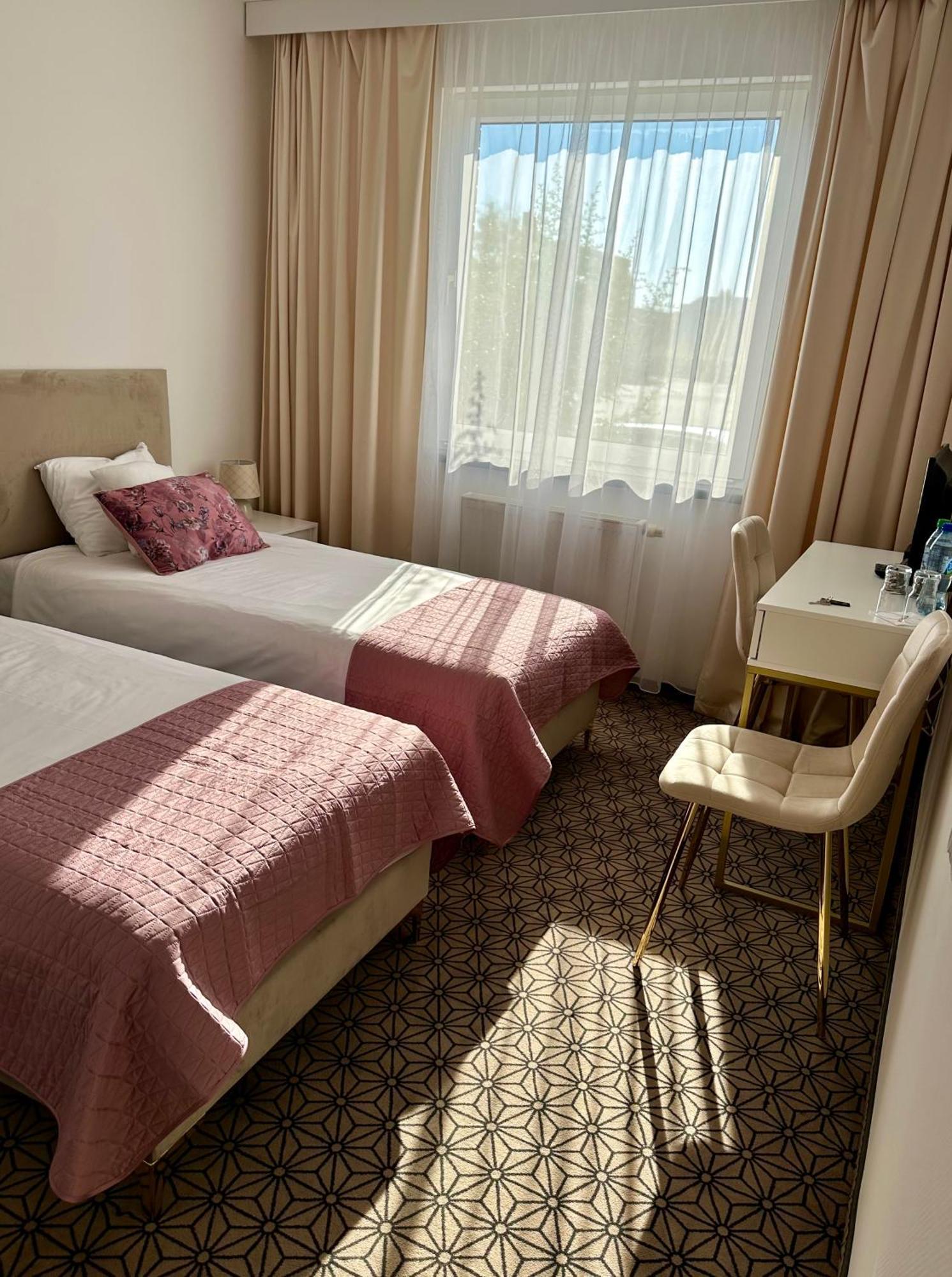 Hotel 500 Tarnowo Podgórne Buitenkant foto