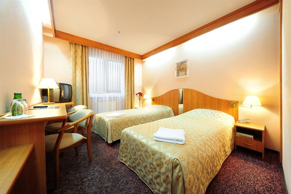 Hotel 500 Tarnowo Podgórne Buitenkant foto