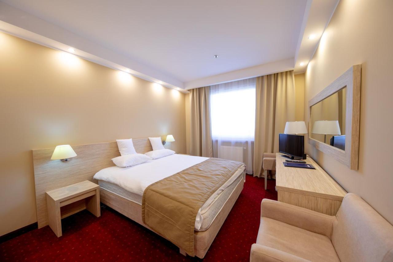 Hotel 500 Tarnowo Podgórne Buitenkant foto